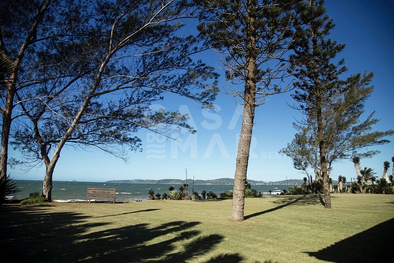 Casa com cinco suítes, frente mar, piscina, churrasqueira