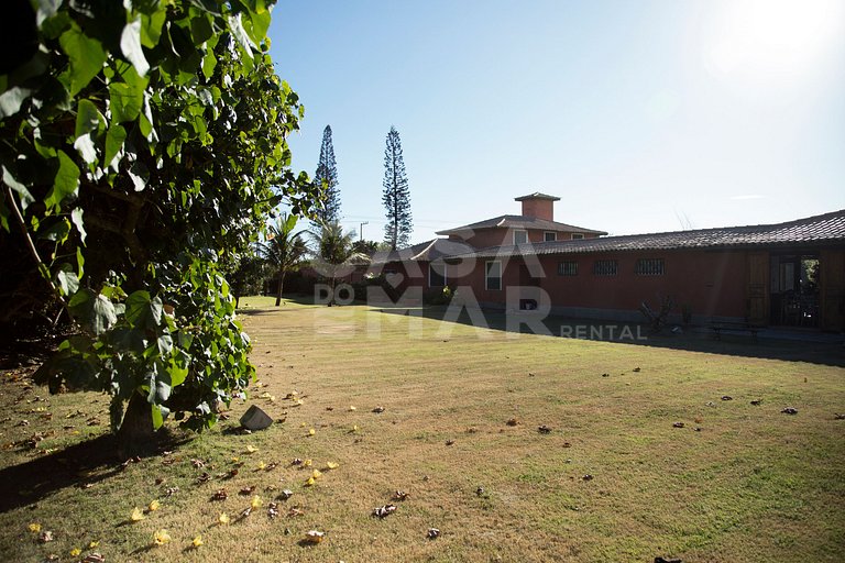 Casa com cinco suítes, frente mar, piscina, churrasqueira