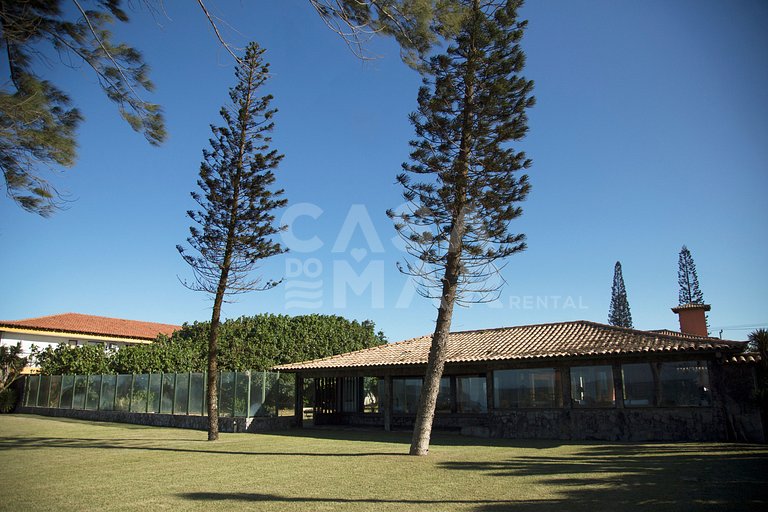 Casa com cinco suítes, frente mar, piscina, churrasqueira