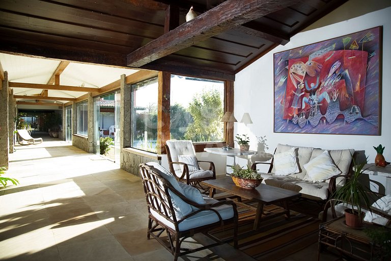 Casa com cinco suítes, frente mar, piscina, churrasqueira