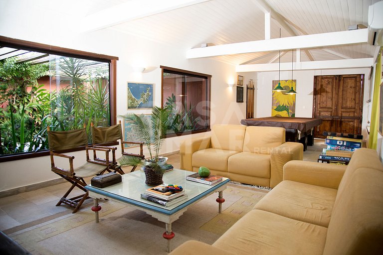 Casa com cinco suítes, frente mar, piscina, churrasqueira