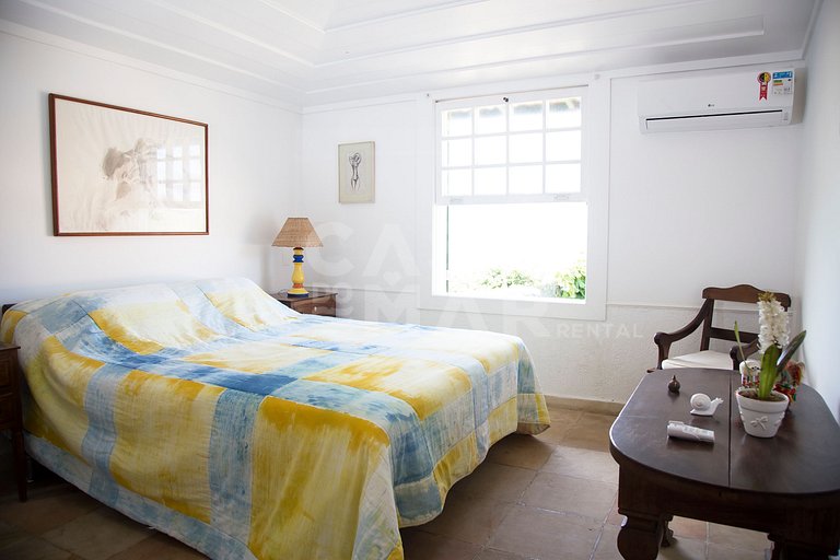 Casa com cinco suítes, frente mar, piscina, churrasqueira