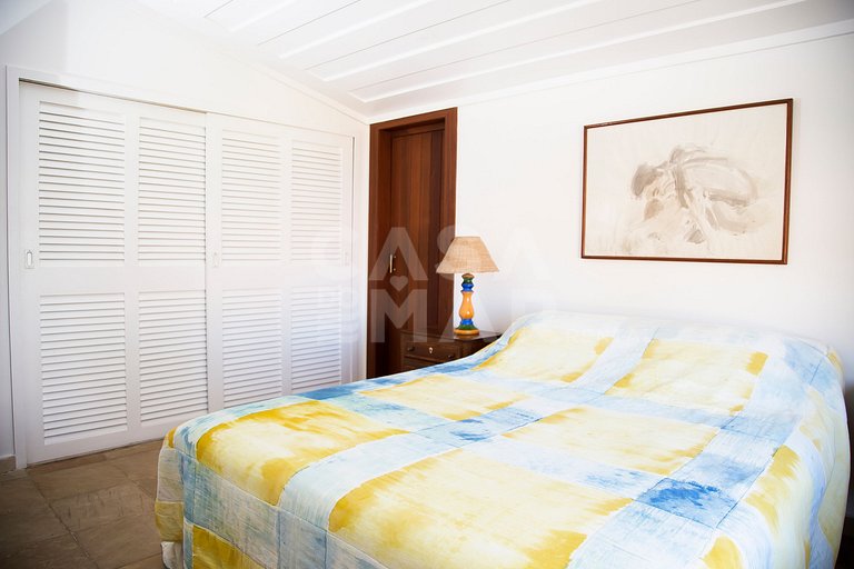 Casa com cinco suítes, frente mar, piscina, churrasqueira
