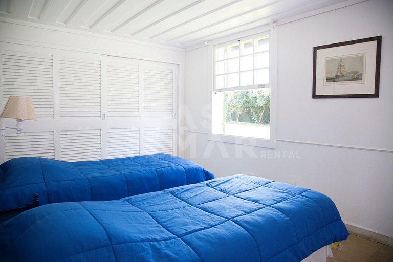 Casa com cinco suítes, frente mar, piscina, churrasqueira