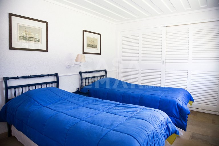 Casa com cinco suítes, frente mar, piscina, churrasqueira