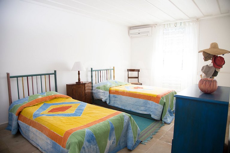 Casa com cinco suítes, frente mar, piscina, churrasqueira