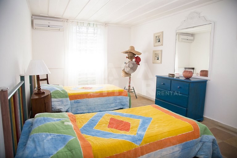 Casa com cinco suítes, frente mar, piscina, churrasqueira