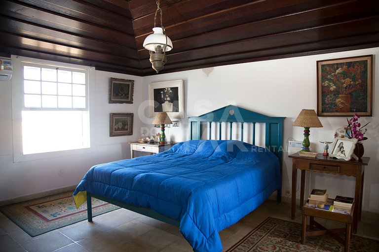Casa com cinco suítes, frente mar, piscina, churrasqueira