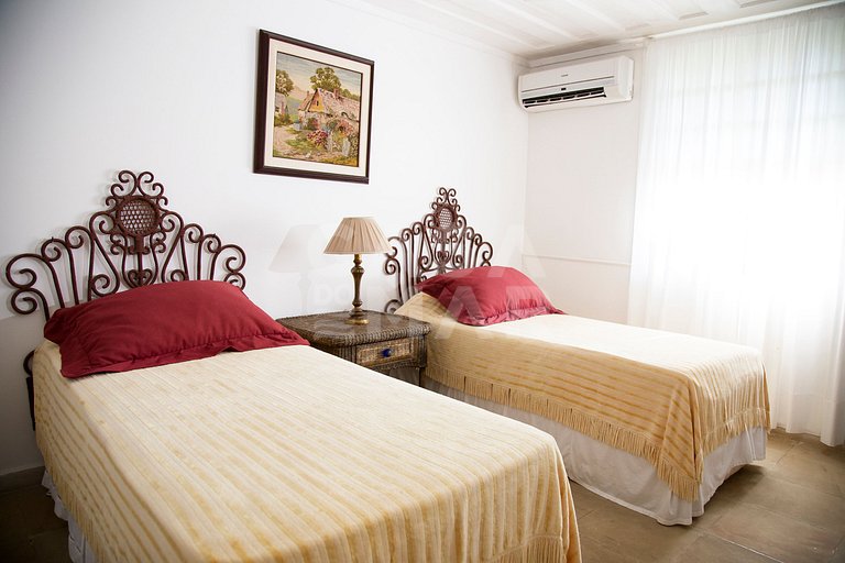 Beautiful house with five suites, on the sand of Praia Rasa