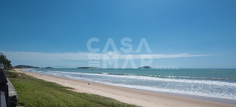 Casa seis suítes, de frente para a Praia Rasa, com piscina