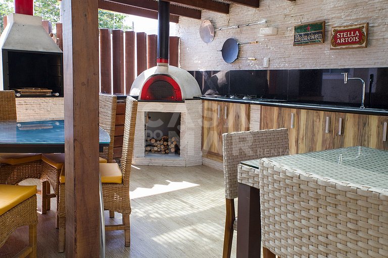 Beautiful house with four suites, in a condominium, between