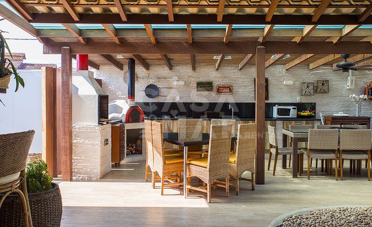 Beautiful house with four suites, in a condominium, between
