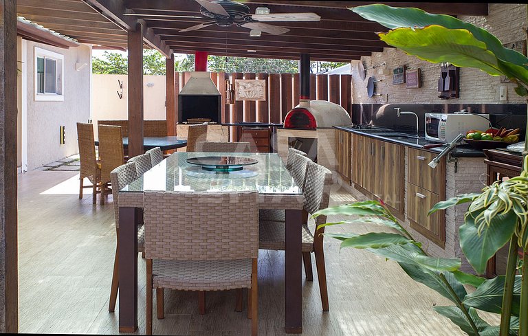 Beautiful house with four suites, in a condominium, between