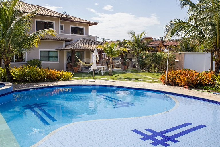 Beautiful house with four suites, in a condominium, between