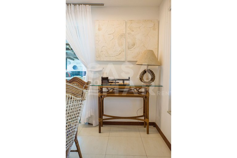 Beautiful house with four suites, in a condominium, between