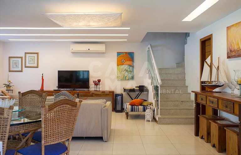 Beautiful house with four suites, in a condominium, between