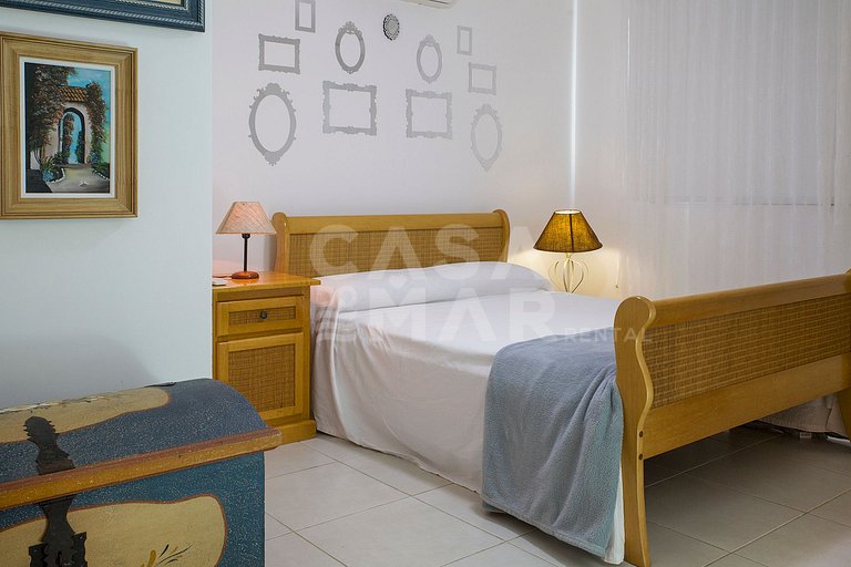 Beautiful house with four suites, in a condominium, between
