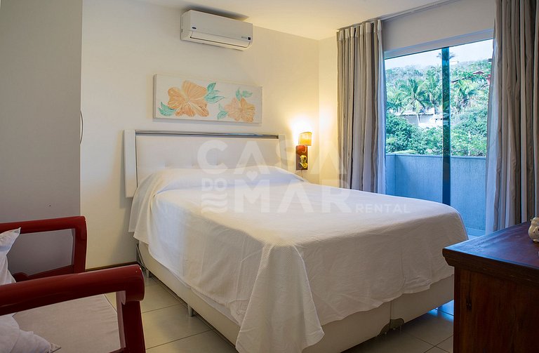 Beautiful house with four suites, in a condominium, between