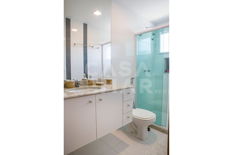 Beautiful house with four suites, in a condominium, between