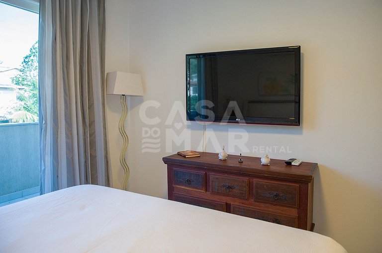 Beautiful house with four suites, in a condominium, between