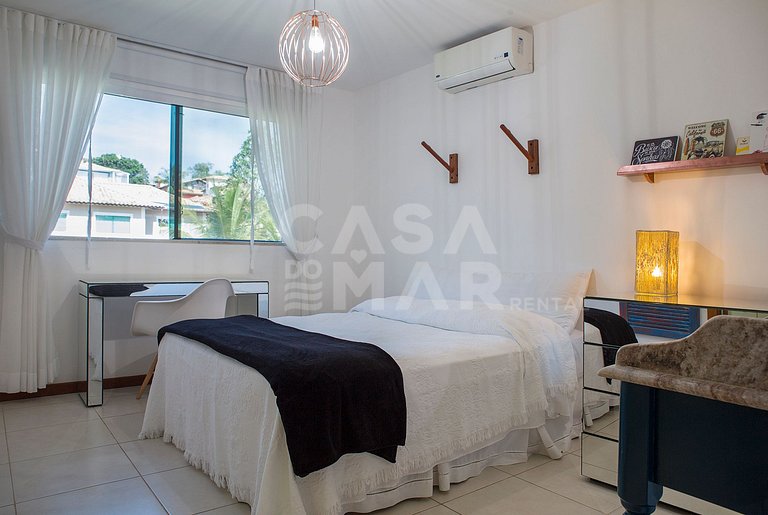 Beautiful house with four suites, in a condominium, between