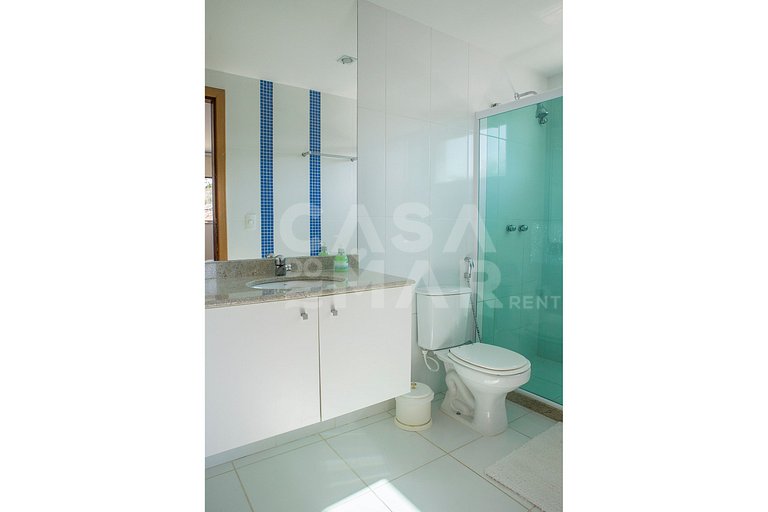Beautiful house with four suites, in a condominium, between