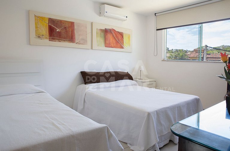 Beautiful house with four suites, in a condominium, between