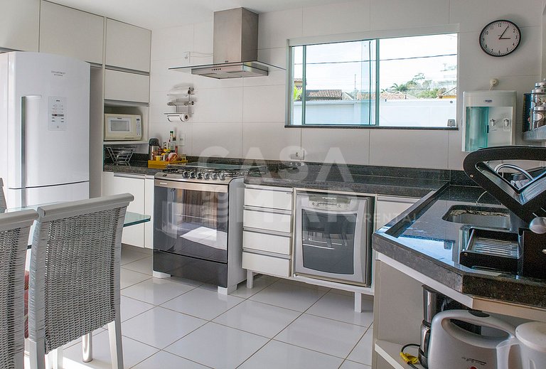 Casa com quatro suítes, em condomínio, em Geribá