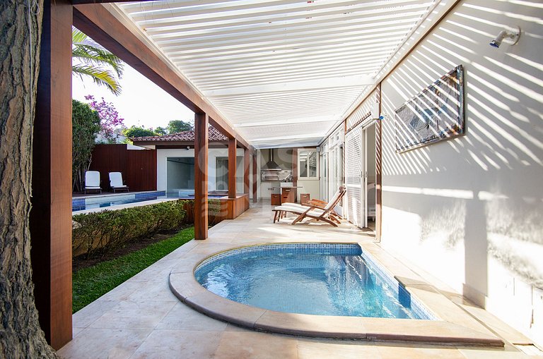 Beautiful house with four suites in a condominium in Manguin