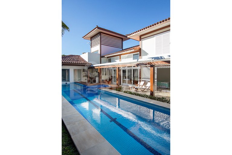 Casa com quatro suítes, piscina, espaço gourmet, jacuzzi