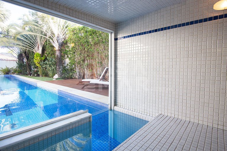 Casa com quatro suítes, piscina, espaço gourmet, jacuzzi