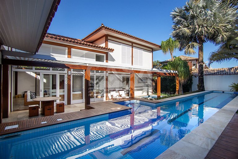 Casa com quatro suítes, piscina, espaço gourmet, jacuzzi