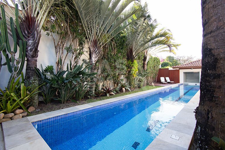 Casa com quatro suítes, piscina, espaço gourmet, jacuzzi