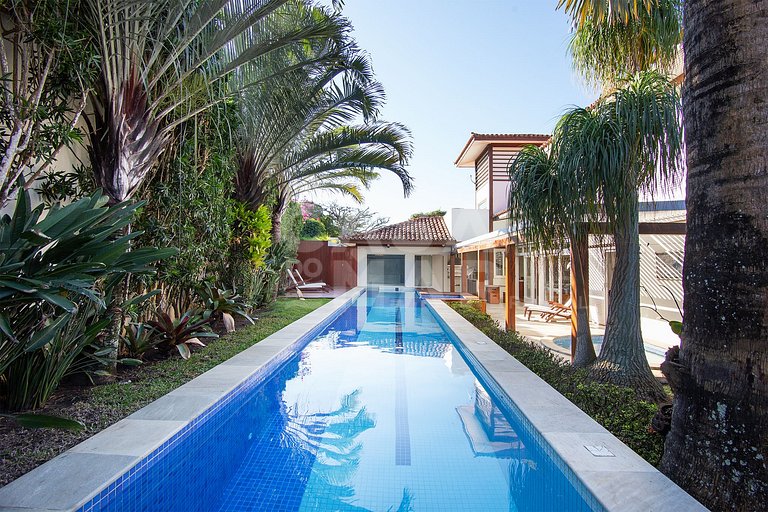 Casa com quatro suítes, piscina, espaço gourmet, jacuzzi