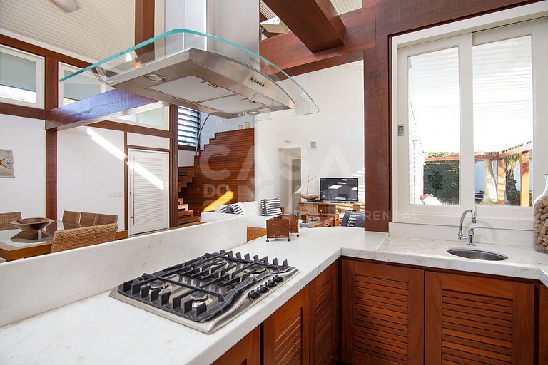 Casa com quatro suítes, piscina, espaço gourmet, jacuzzi