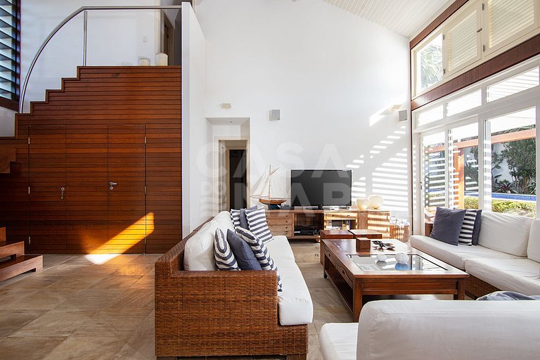 Casa com quatro suítes, piscina, espaço gourmet, jacuzzi