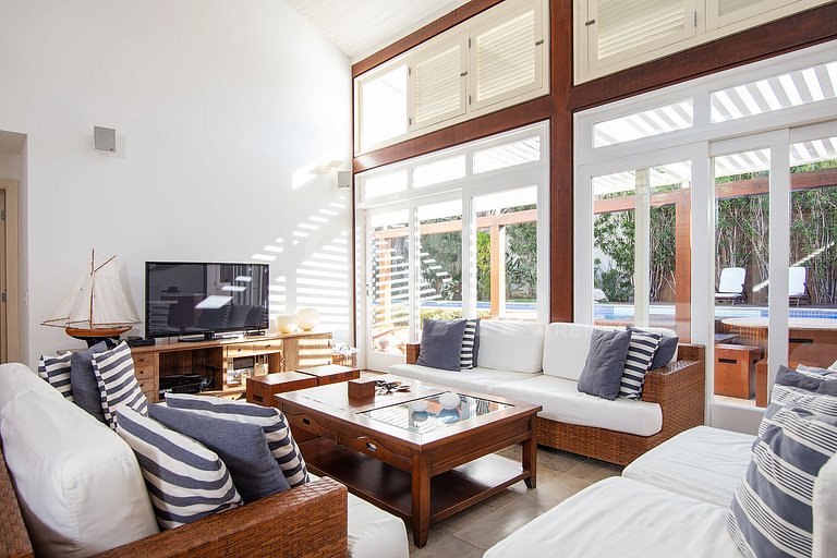 Casa com quatro suítes, piscina, espaço gourmet, jacuzzi