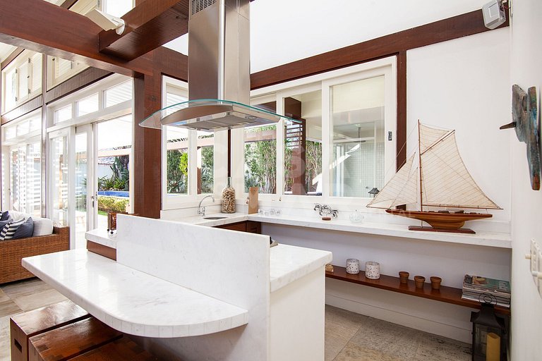 Casa com quatro suítes, piscina, espaço gourmet, jacuzzi