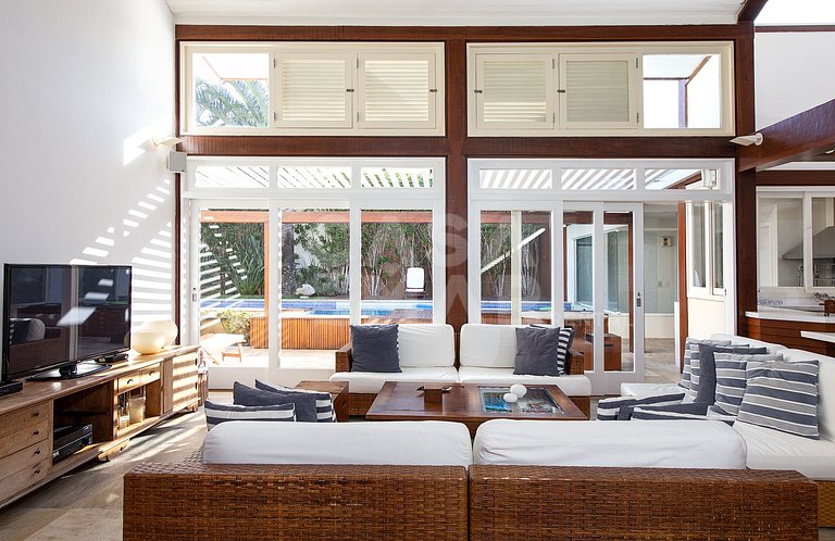 Casa com quatro suítes, piscina, espaço gourmet, jacuzzi