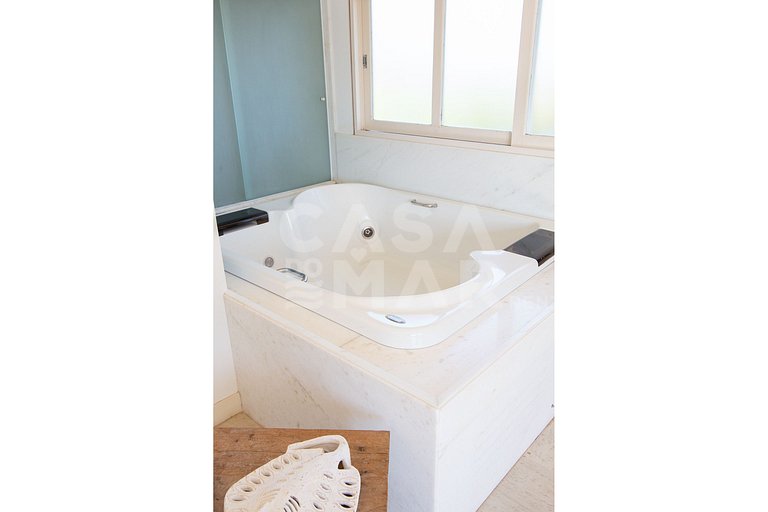 Casa com quatro suítes, piscina, espaço gourmet, jacuzzi