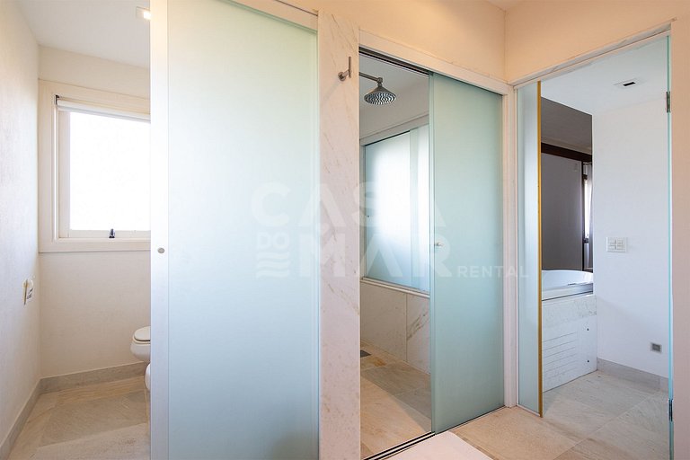 Casa com quatro suítes, piscina, espaço gourmet, jacuzzi