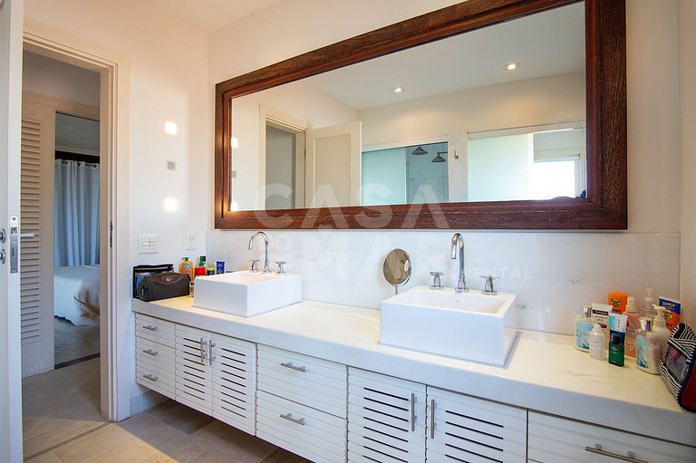 Casa com quatro suítes, piscina, espaço gourmet, jacuzzi