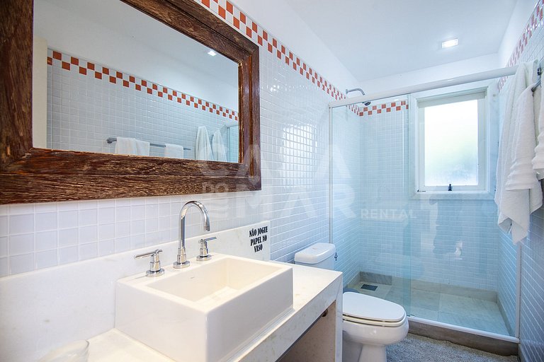 Casa com quatro suítes, piscina, espaço gourmet, jacuzzi