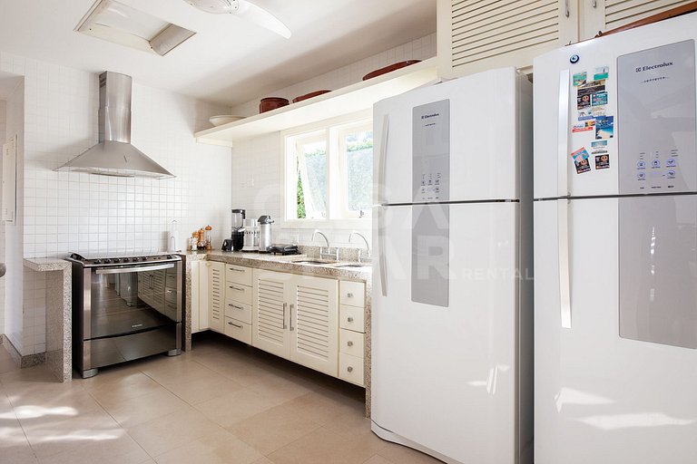 Beautiful house with four suites in a condominium in Manguin