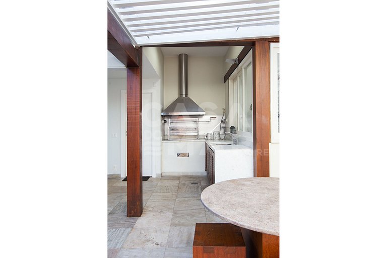 Casa com quatro suítes, piscina, espaço gourmet, jacuzzi