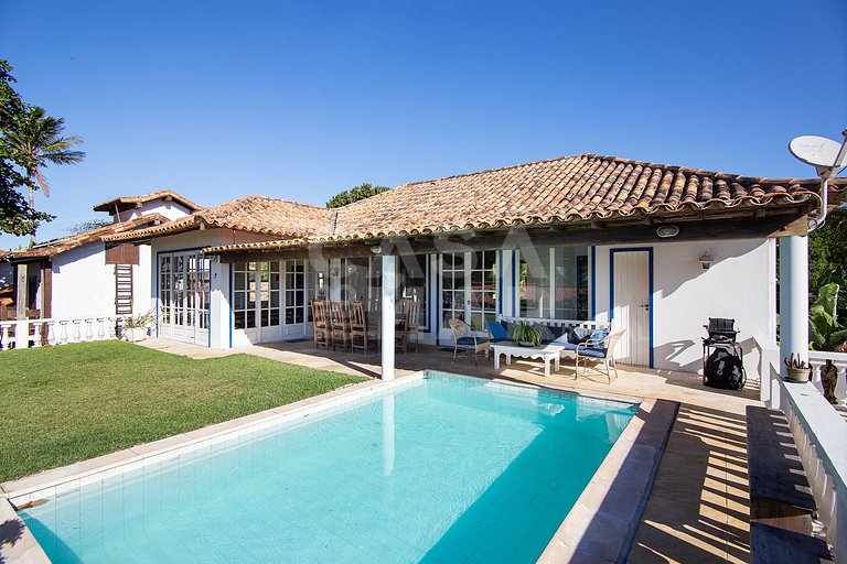 Casa na Praia do Canto, com cinco suítes, e vista mar