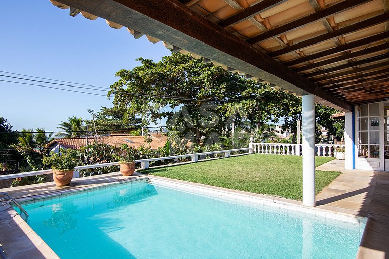 Casa na Praia do Canto, com cinco suítes, e vista mar