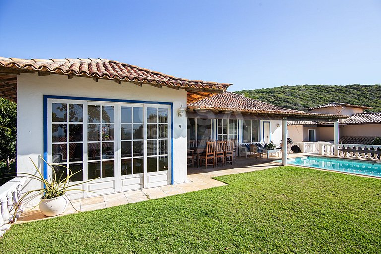 Casa na Praia do Canto, com cinco suítes, e vista mar