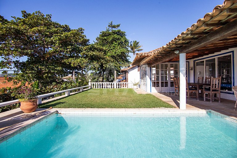 Casa na Praia do Canto, com cinco suítes, e vista mar