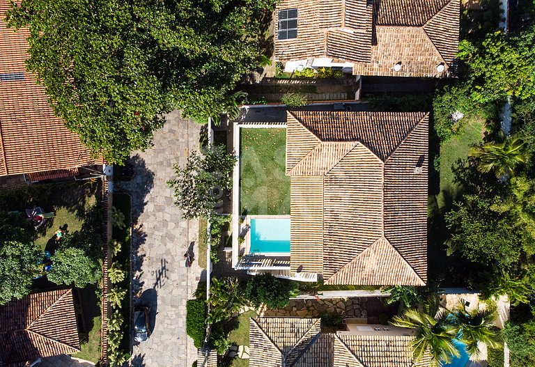 Casa na Praia do Canto, com cinco suítes, e vista mar